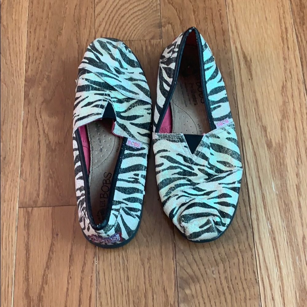 Bobs with black and white